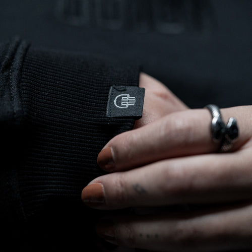 Crewneck Calavera bordado en negro CALAVERA con bolsillo secreto UNISEX