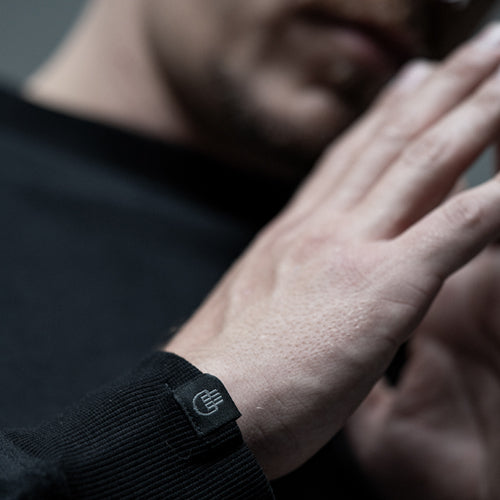 Crewneck Calavera bordado en negro - CLVR - con bolsillo secreto UNISEX