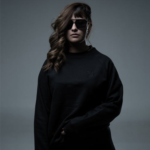 Crewneck Calavera bordado en negro - CLVR - con bolsillo secreto UNISEX