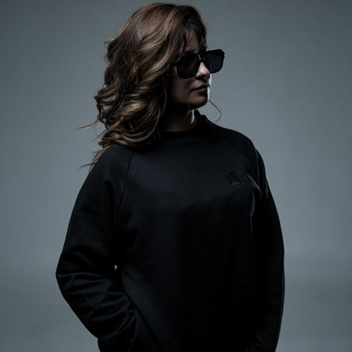 Crewneck Calavera bordado en negro - CLVR - con bolsillo secreto UNISEX