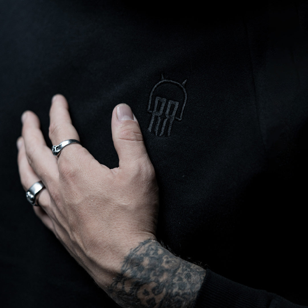 Crewneck Calavera bordado en negro - Vodka & Trueno - con bolsillo secreto UNISEX