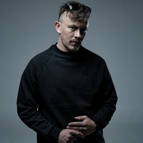 Crewneck Calavera bordado en negro - CLVR - con bolsillo secreto UNISEX