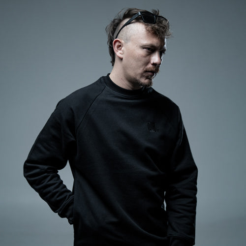 Crewneck Calavera bordado en negro - CLVR - con bolsillo secreto UNISEX