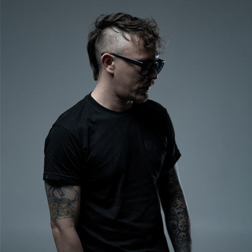 perfil de camiseta negra clásica calavera con estampado en negro clvr