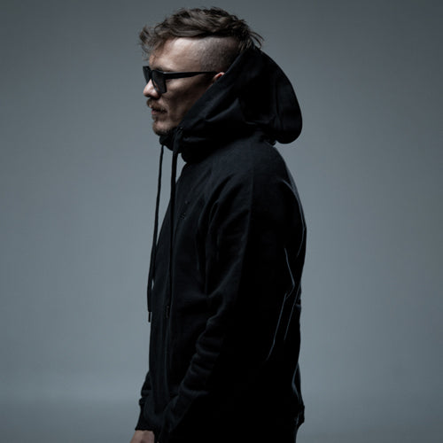 Hoddie Calavera bordado en negro CLVR con bolsillo secreto UNISEX